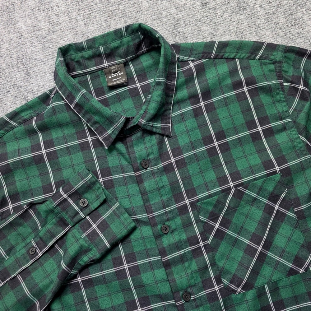 Oakley Men's Large Green Black Plaid Flannel Long Sleeve Button Down Shirt